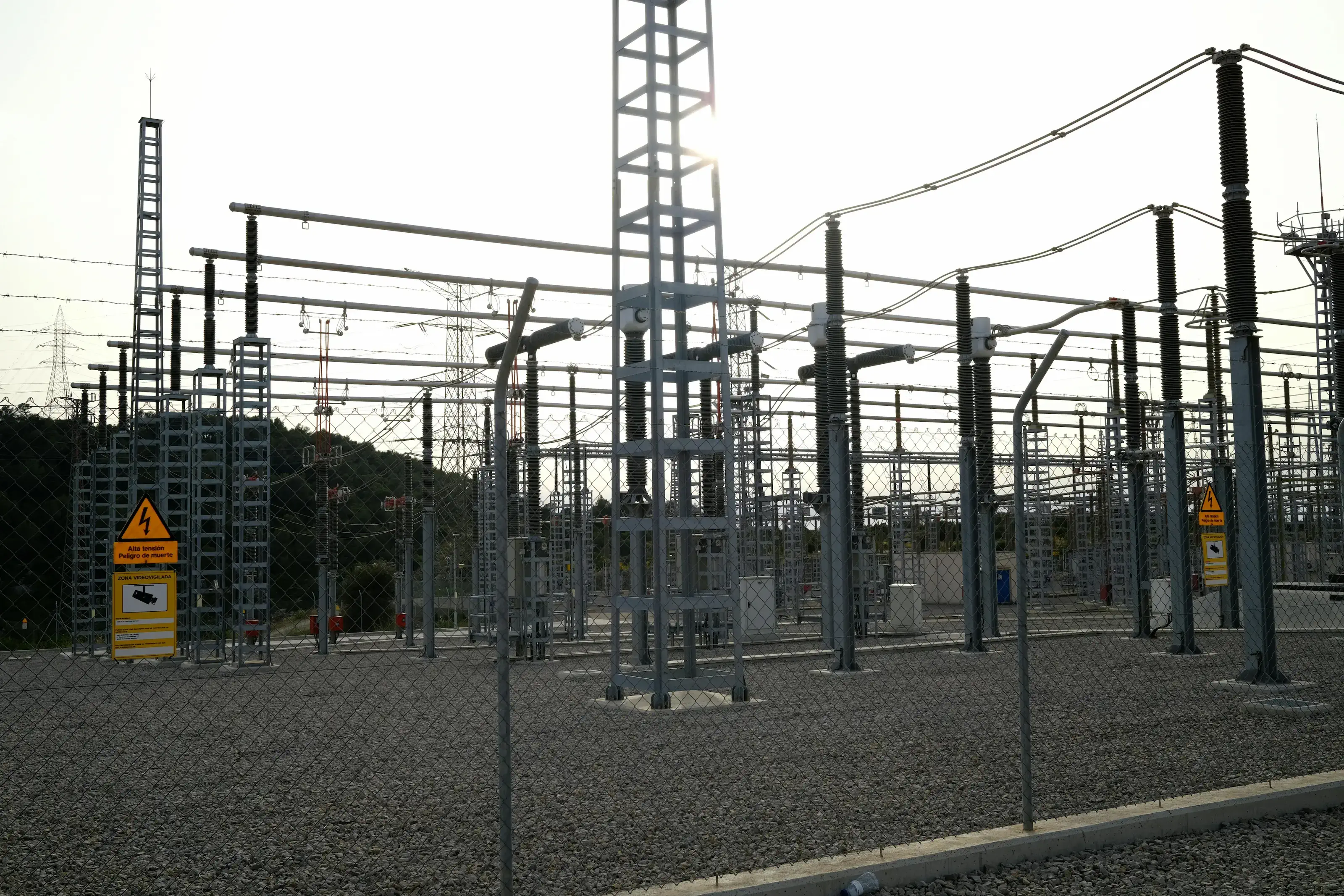 Proyectos de baja y alta tensión, desde instalaciones básicas hasta subestaciones.