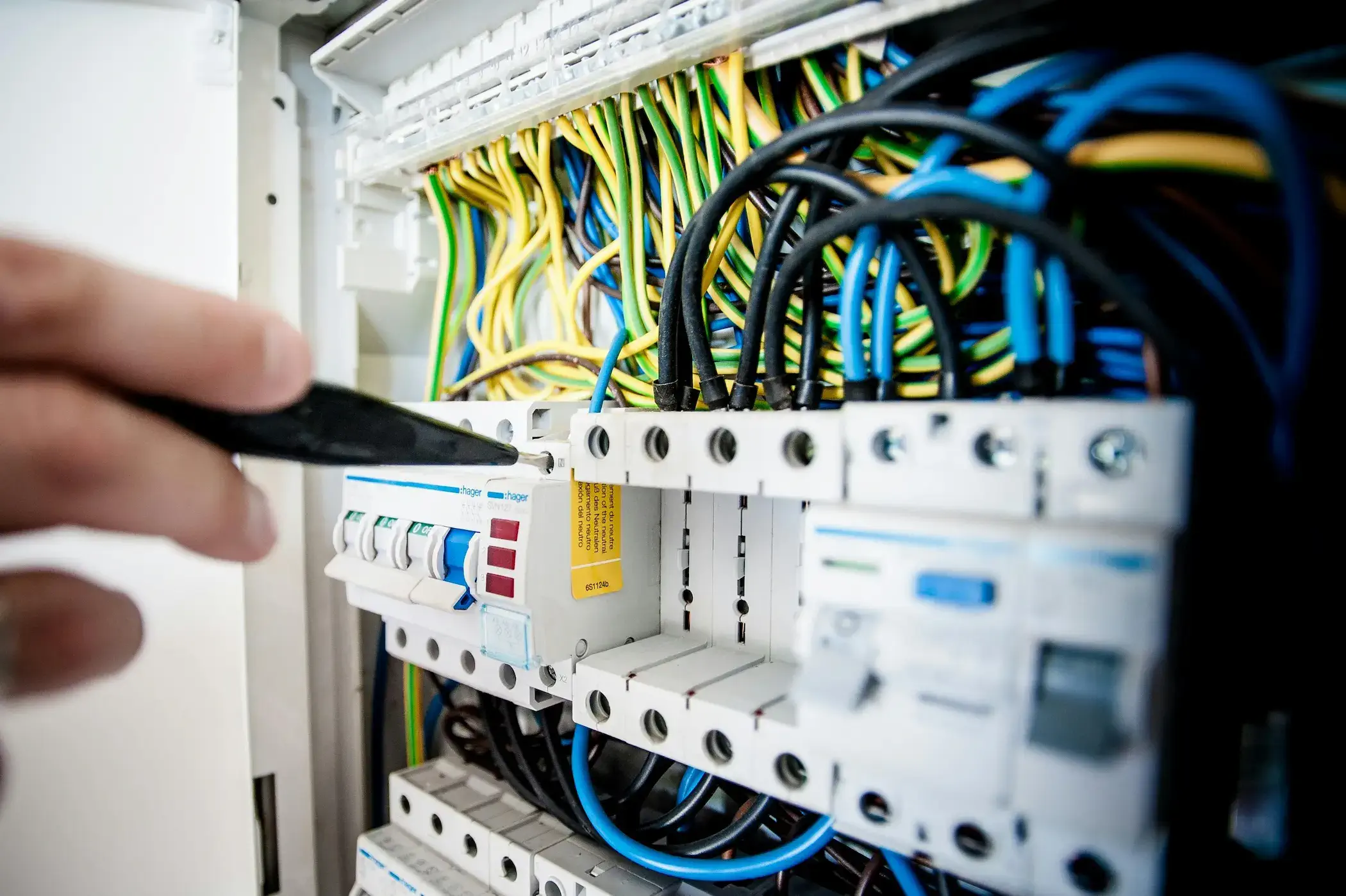 Mantenimiento e instalación de desconectadores, pruebas de tierra, subestaciones, líneas aéreas y actualización de tableros.